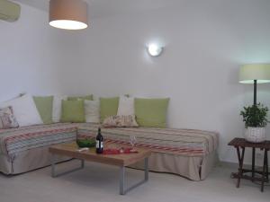 a living room with a couch and a table at Villa Elvira apartamento in Calpe