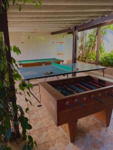 una mesa de ping pong con ping pong en Chales Marissol, en Ubatuba