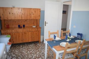 een eetkamer met een tafel en een toilet bij Dimora in collina in Monopoli