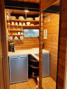 eine Küche mit einer Theke und einem Waschbecken in einem Zimmer in der Unterkunft Pfahlbau Rust Robinsonhütte in Rust