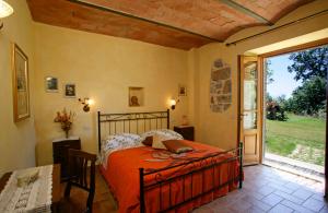 1 dormitorio con cama y ventana grande en Agriturismo D' Epoca La Marianella, en Catabbio