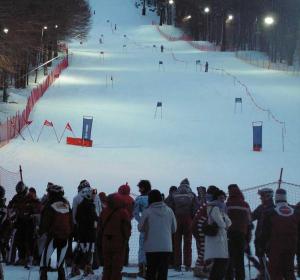 uma multidão de pessoas em frente a uma pista de esqui em Albergo Generale Cantore - Monte Amiata em Abbadia San Salvatore