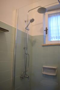 een douche met een douchekop in een badkamer bij Dimora in collina in Monopoli +48 foto's