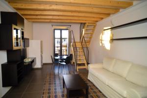 a living room with a white couch and a table at B&B Thule in Caltanissetta
