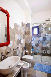 ein Bad mit einem Waschbecken, einem WC und einer Dusche in der Unterkunft Agriturismo Vigna Sul Lago in Montefiascone
