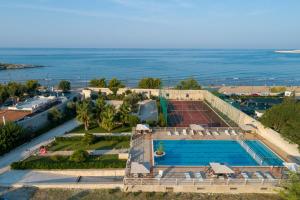 vista aerea di un resort con campo da tennis di Hotel Boutique Il Castellino Relais a Vieste