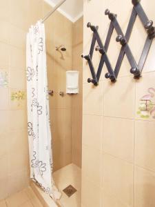 um chuveiro com uma cortina de chuveiro branca na casa de banho em La Torre - Frontemare - Immobil Relax em Lido di Jesolo
