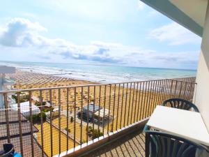 uma varanda com vista para a praia em La Torre - Frontemare - Immobil Relax em Lido di Jesolo