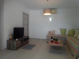 a living room with a couch and a flat screen tv at Villa Elvira apartamento in Calpe