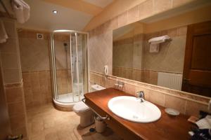 Koupelna v ubytování Likoria Hotel