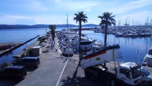 un puerto deportivo con muchos coches y barcos estacionados en Studio de 27 m² + 70 m² de jardin à 100 m des plages, en Cavalaire-sur-Mer