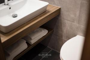 uma casa de banho com um lavatório e um WC em Hotel Eurobus em Kaluža