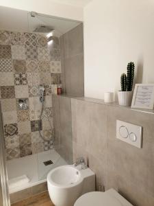 サルザーナにあるSarzana's Roomsのバスルーム(トイレ、洗面台、シャワー付)