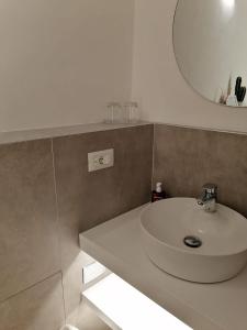 サルザーナにあるSarzana's Roomsのバスルーム(白い洗面台、鏡付)