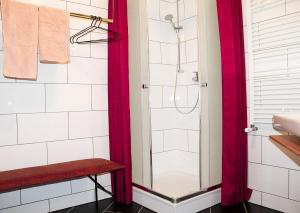 Koupelna v ubytování Hotel Krumbach + 20 fotografií