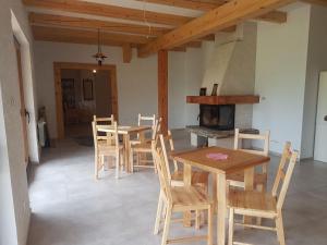 uma sala de jantar com uma mesa e cadeiras e um fogão em Michniowiec 6 em Czarna