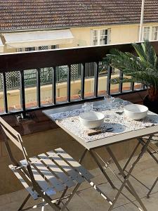 een tafel en een stoel op een balkon bij Duplex Fossorier - BALCON CENTRE VILLE - in Deauville