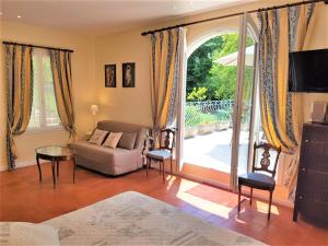 Galeriebild der Unterkunft B&B with charm, quiet, kitchen, sw pool. in Grasse