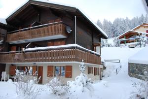 ein Gebäude mit Schnee davor in der Unterkunft Ferienwohnung Bürchen in Bürchen