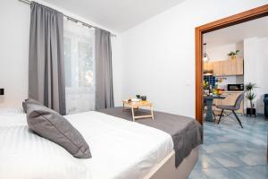 een slaapkamer met een groot bed en een tafel bij F&R Apartments II in Rovinj