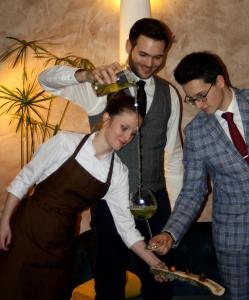 Ein Mann, der ein Glas Wein über eine Frau schüttet. in der Unterkunft Hotel Les Glycines in Vieille-Brioude