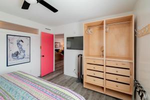 TV a/nebo společenská místnost v ubytování Folly Vacation Perfect Purple Palace Apt A + 18 fotografií