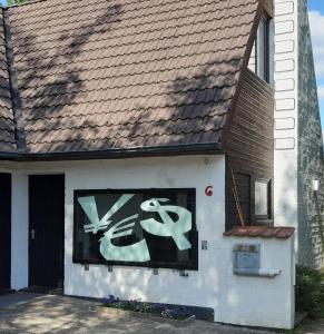 沃爾普斯韋德的住宿－Atelierhaus Tannenweg，建筑的侧面有标志