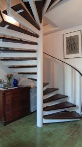 a spiral staircase in a room with a wall at Atelierhaus Tannenweg in Worpswede