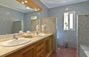 Baño con 2 lavabos y espejo en Montemares Golf Luxury Villas & Apartments at La Manga Club, en La Manga del Mar Menor