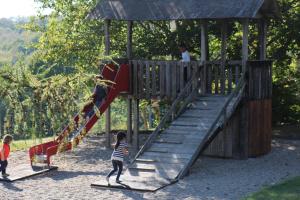 Zona de juegos infantil en Chambres & Gites les Pelaz