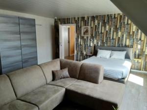 Ein Sitzbereich in der Unterkunft B&B Hoeven Het Gehucht