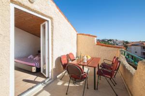 a balcony with a table and chairs and a bed at Horizont view apartment in Pula