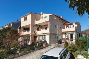 a house with a car parked in front of it at Horizont view apartment in Pula