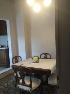uma mesa de jantar com cadeiras e uma tigela em Via ROMA em Montevarchi