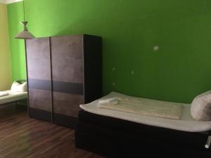 Ein Bett oder Betten in einem Zimmer der Unterkunft WOHNUNG IN KAISERSLAUTERN