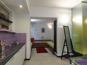 a kitchen with purple and green tiles on the wall at appartamento da detta in Vernazza