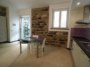 a kitchen with a glass table in a room at appartamento da detta in Vernazza