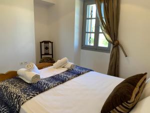 Livadi的住宿－Attik residence，一间卧室配有一张大床和毛巾