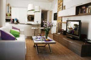 sala de estar con sofá blanco y mesa en Shelisa B&B, en Roma