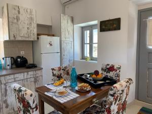 een keuken met een tafel en een dienblad met fruit erop bij Attik residence in Livadi