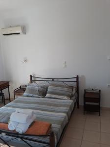 Katerina & Efi Apartments في ماستيخاري: غرفة نوم عليها سرير وفوط
