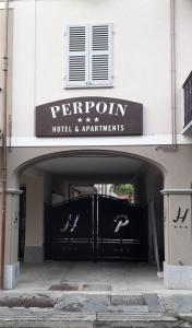 una puerta a un hotel con un cartel en Hotel & Apartments " Perpoin " en Saluzzo
