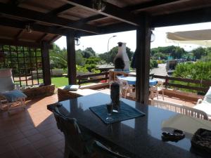 een keuken met een tafel en stoelen en een patio bij Villetta La Ginestra in Stintino