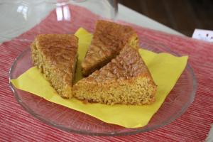 drei Stücke Kuchen auf einem Glasteller auf einem Tisch in der Unterkunft Cit Ni in Bosia