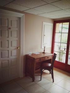 escritorio en una habitación con silla y ventana en Cascadas de Puente Ra, en Villoslada de Cameros
