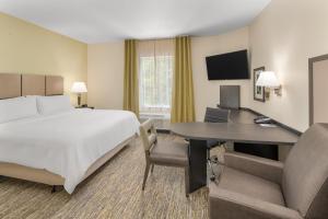 Habitación de hotel con cama y escritorio en Candlewood Suites - Newnan - Atlanta SW, an IHG Hotel, en Newnan