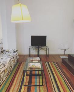 a living room with a couch and a coffee table at Apartamento de Lujo I en Madrid Centro in Madrid