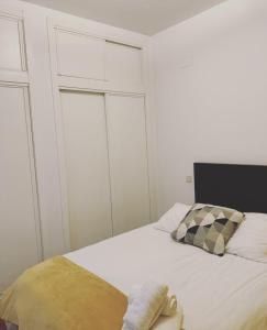 a white bed with a pillow on top of it at Apartamento de Lujo I en Madrid Centro in Madrid