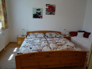1 dormitorio con 1 cama con marco de madera en Bauernhof Familie Tauber-Scheidl en Grossmeinharts