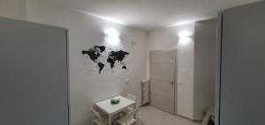 uma casa de banho com um mapa do mundo na parede em La Dimora di Maja em Pescara